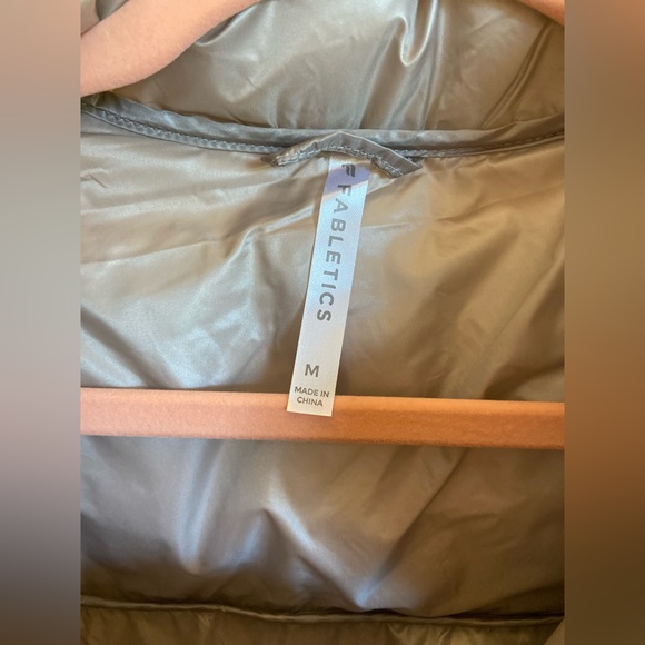 NWT Fabletics silver lightweight puffy vest - Picture 2 of 6